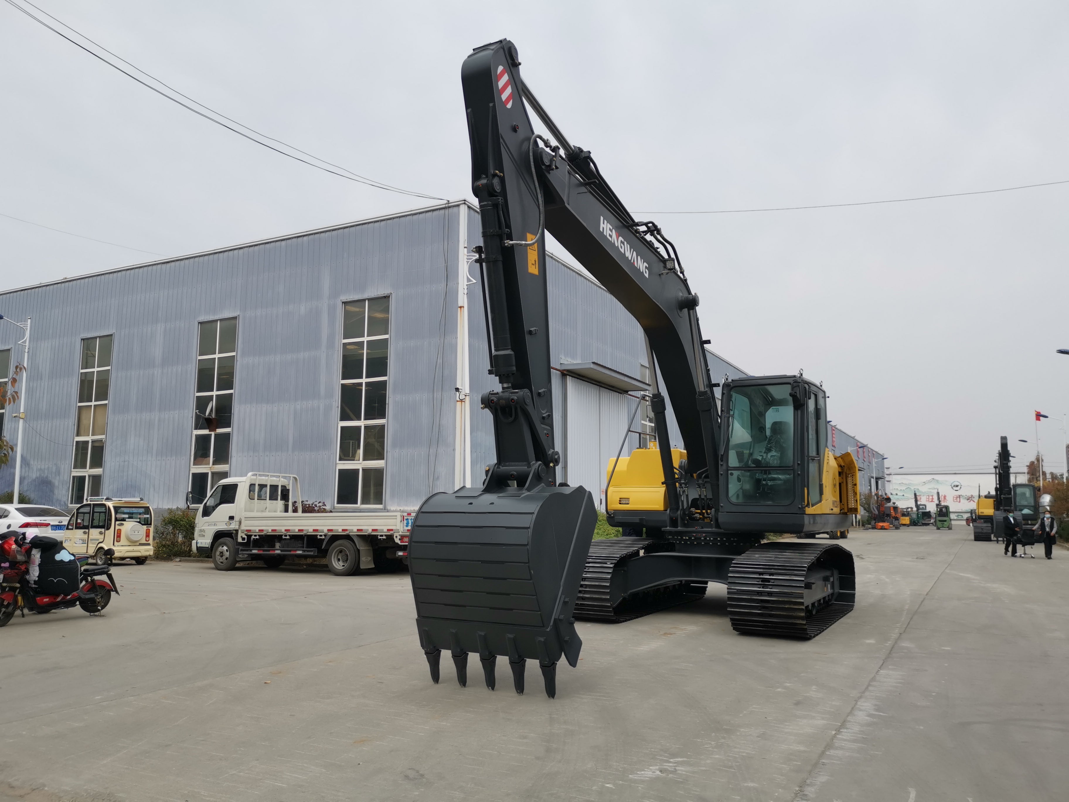 HW220 large excavator.