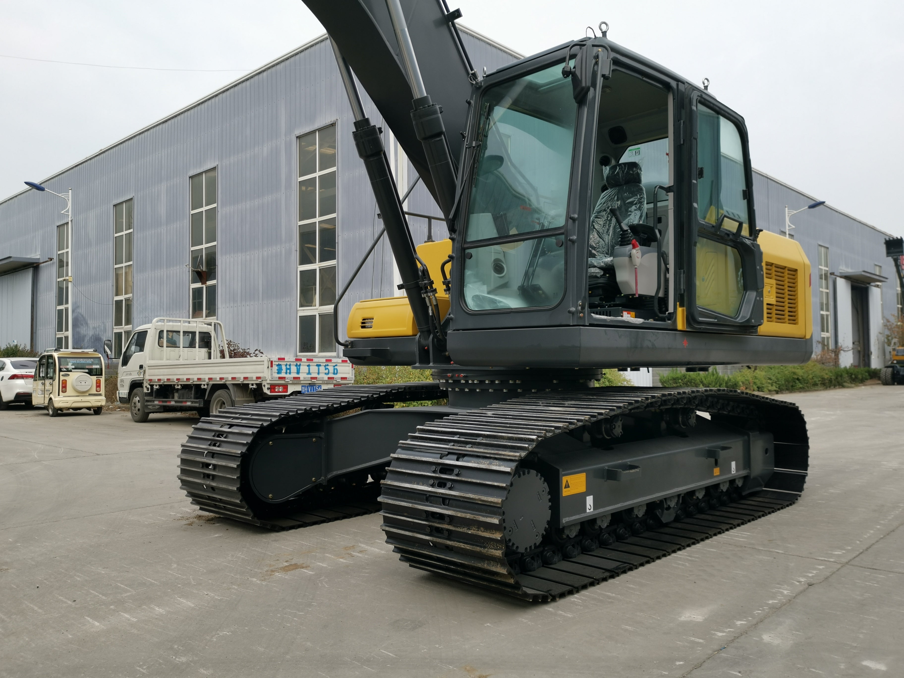 HW220 large excavator.