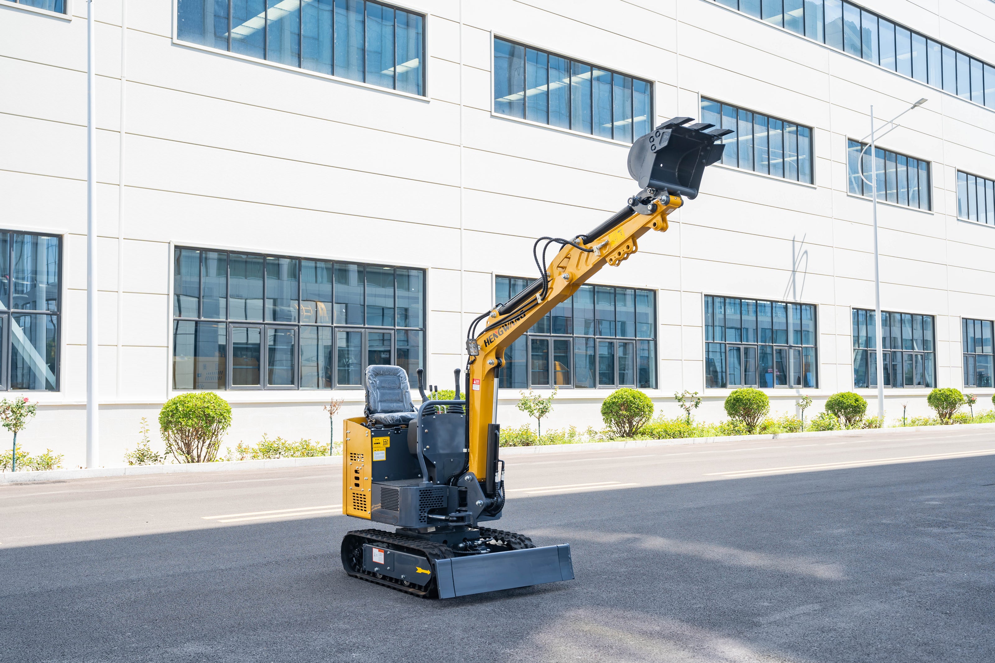 HENGWANG 1.5 Ton Mini Excavator | 15 HP Compact Digger with 2700mm Digging Radius