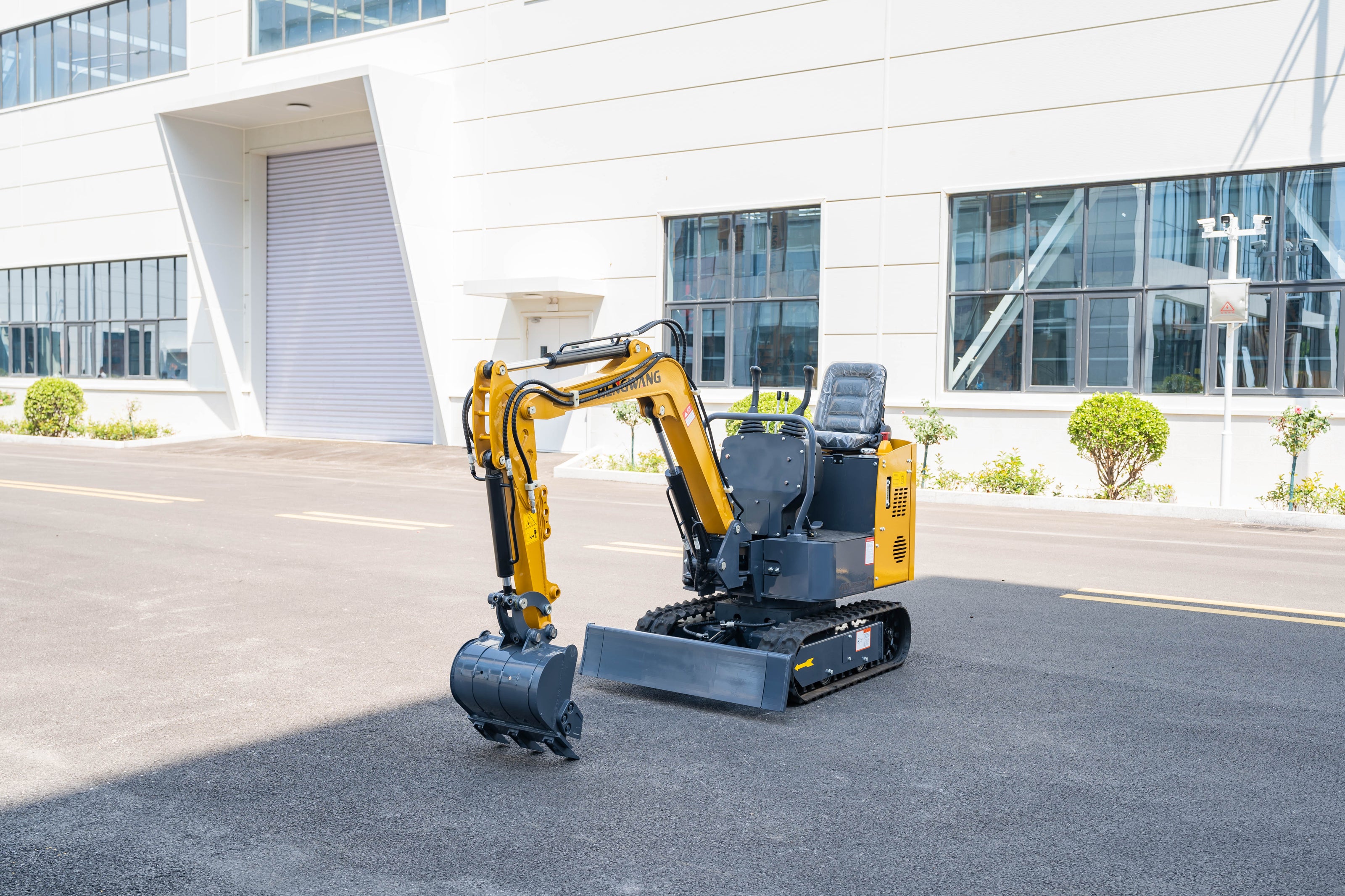 HENGWANG 1.5 Ton Mini Excavator | 15 HP Compact Digger with 2700mm Digging Radius