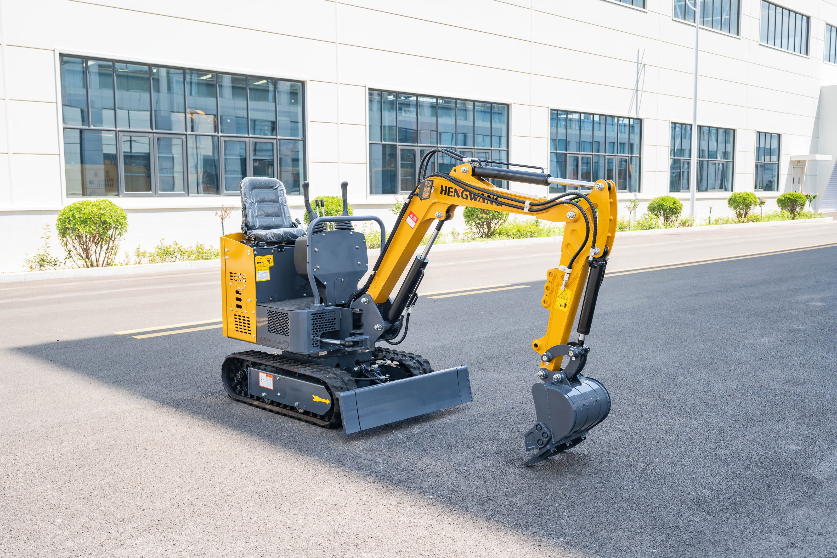 HENGWANG 1.5 Ton Mini Excavator | 15 HP Compact Digger with 2700mm Digging Radius