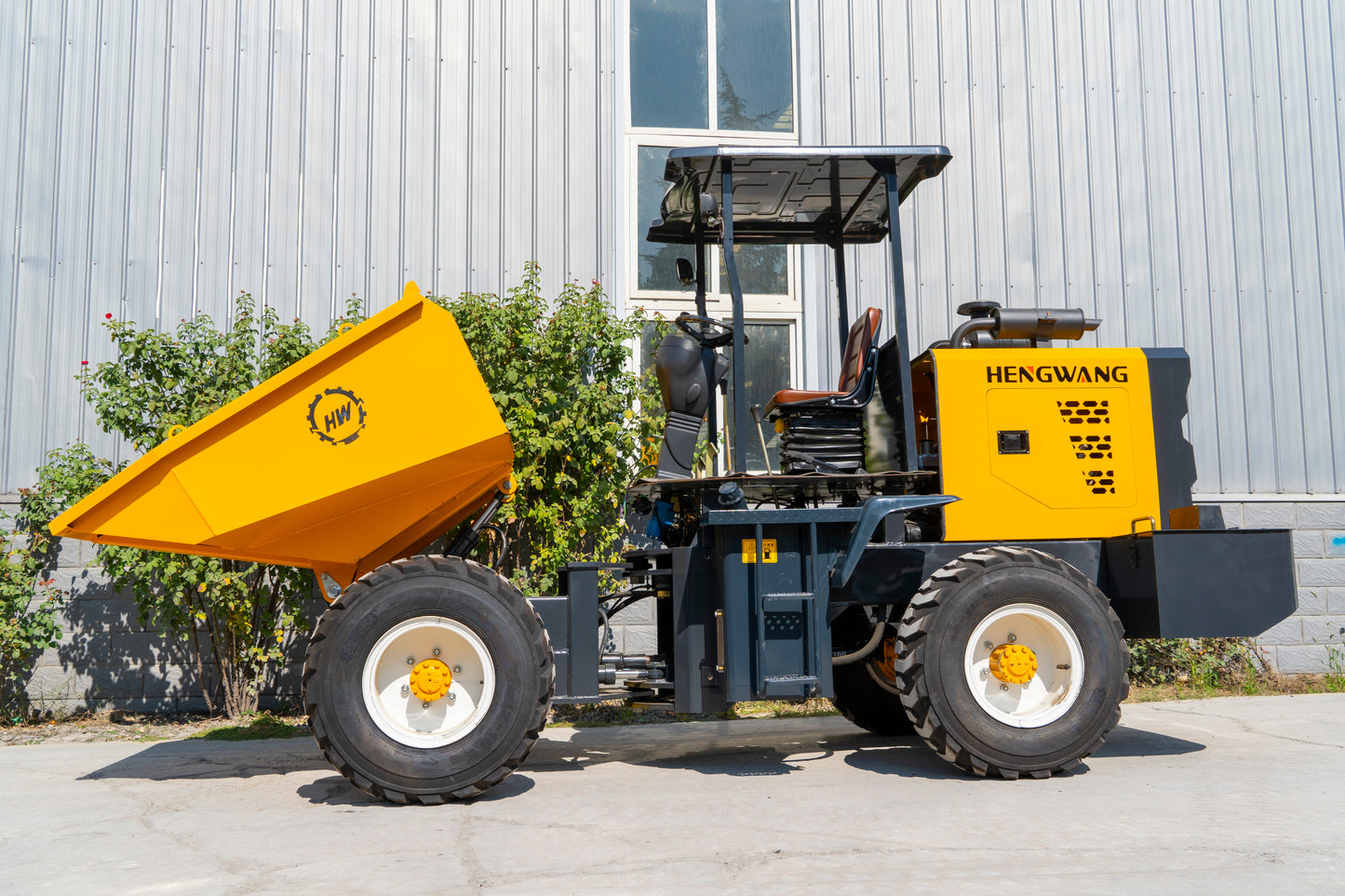 HW-3T wheeled tipper truck.