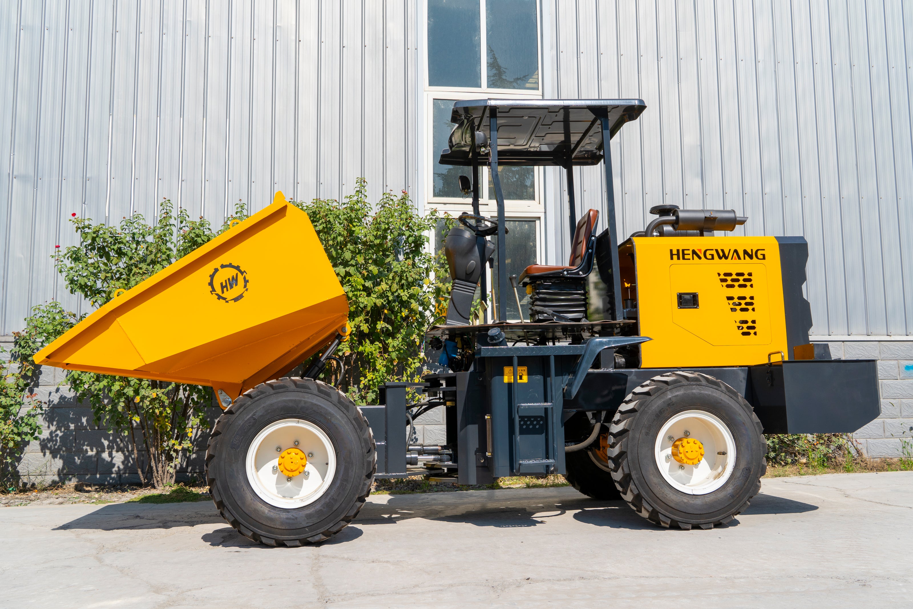 HW-3T wheeled tipper truck.
