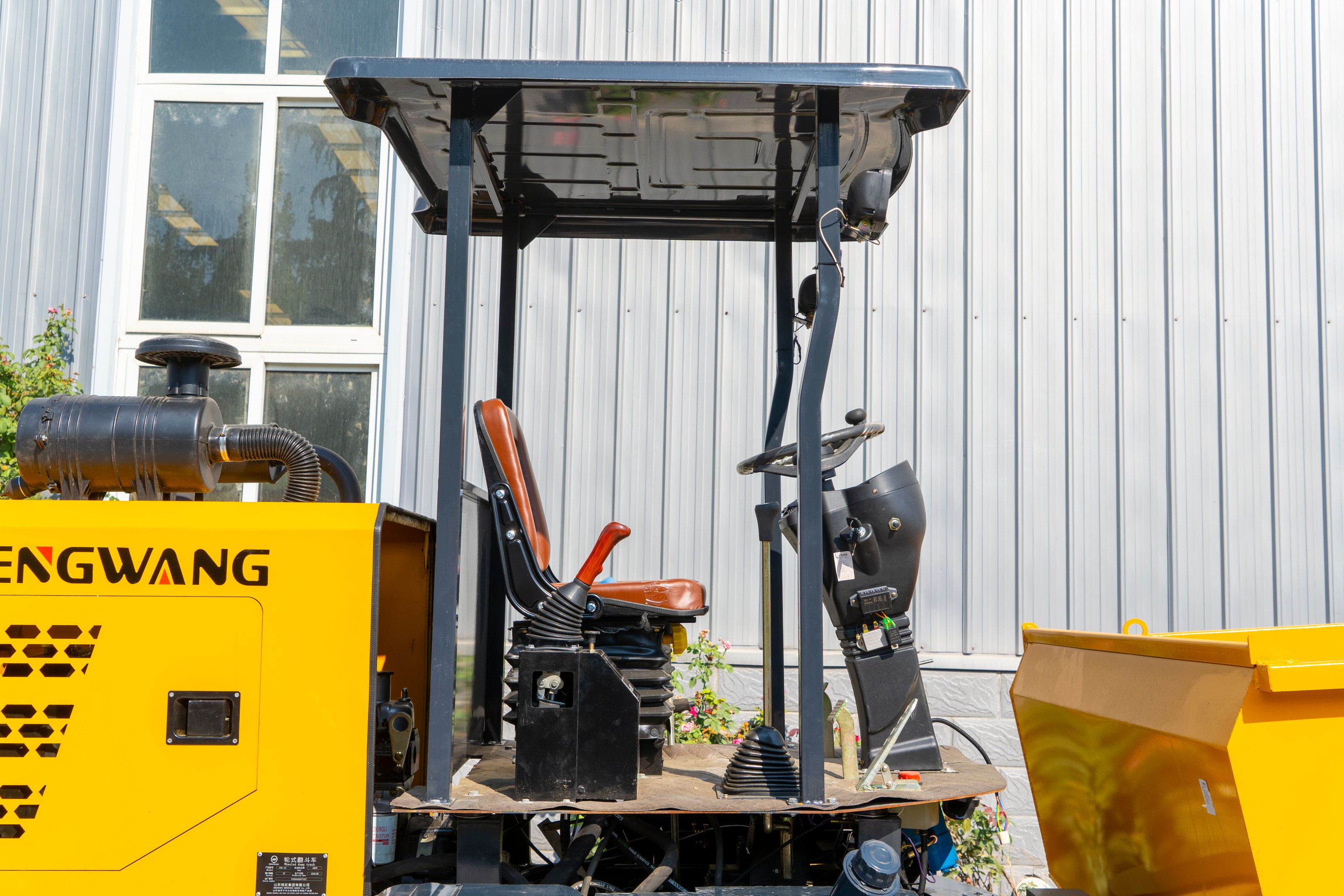 HW-3T wheeled tipper truck.
