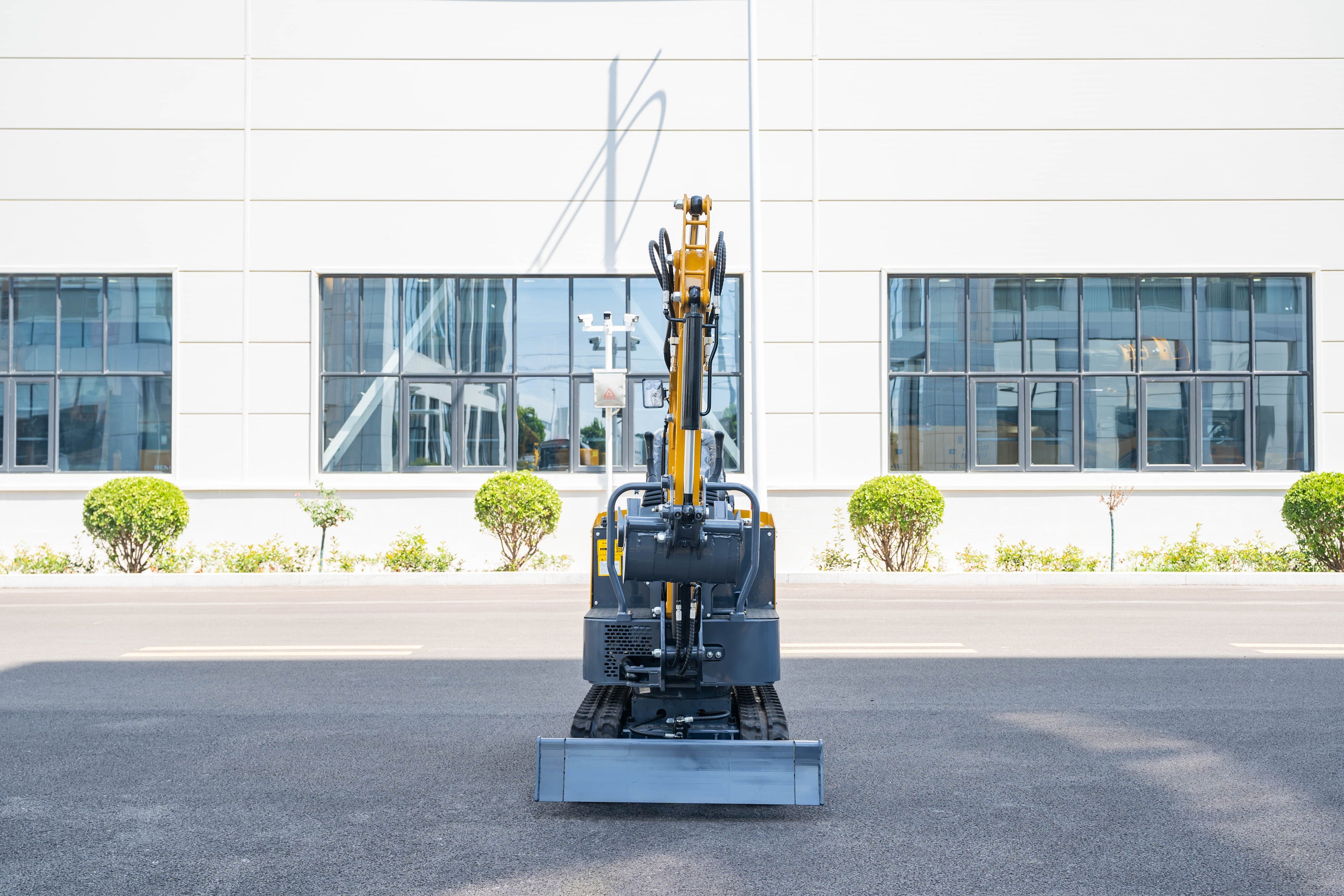 HENGWANG 1.5 Ton Mini Excavator | 15 HP Compact Digger with 2700mm Digging Radius