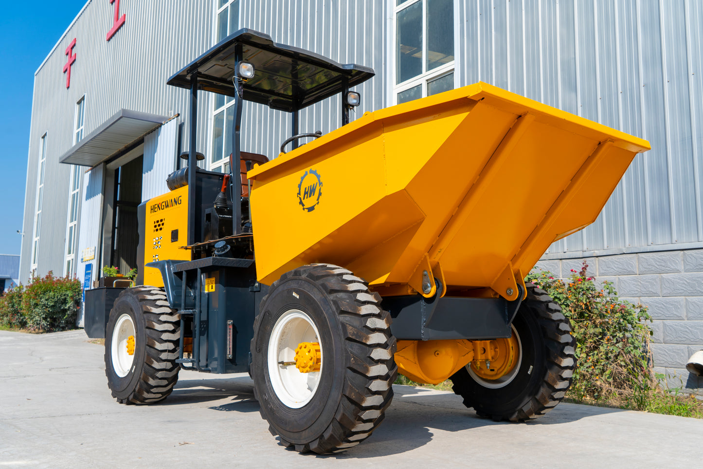 HW-3T wheeled tipper truck.