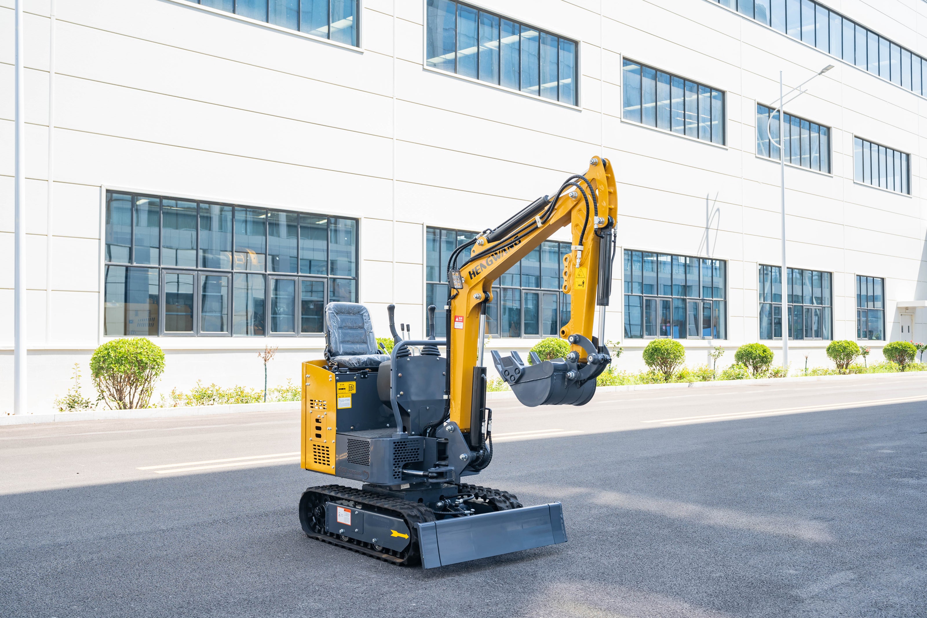 HENGWANG 1.5 Ton Mini Excavator | 15 HP Compact Digger with 2700mm Digging Radius