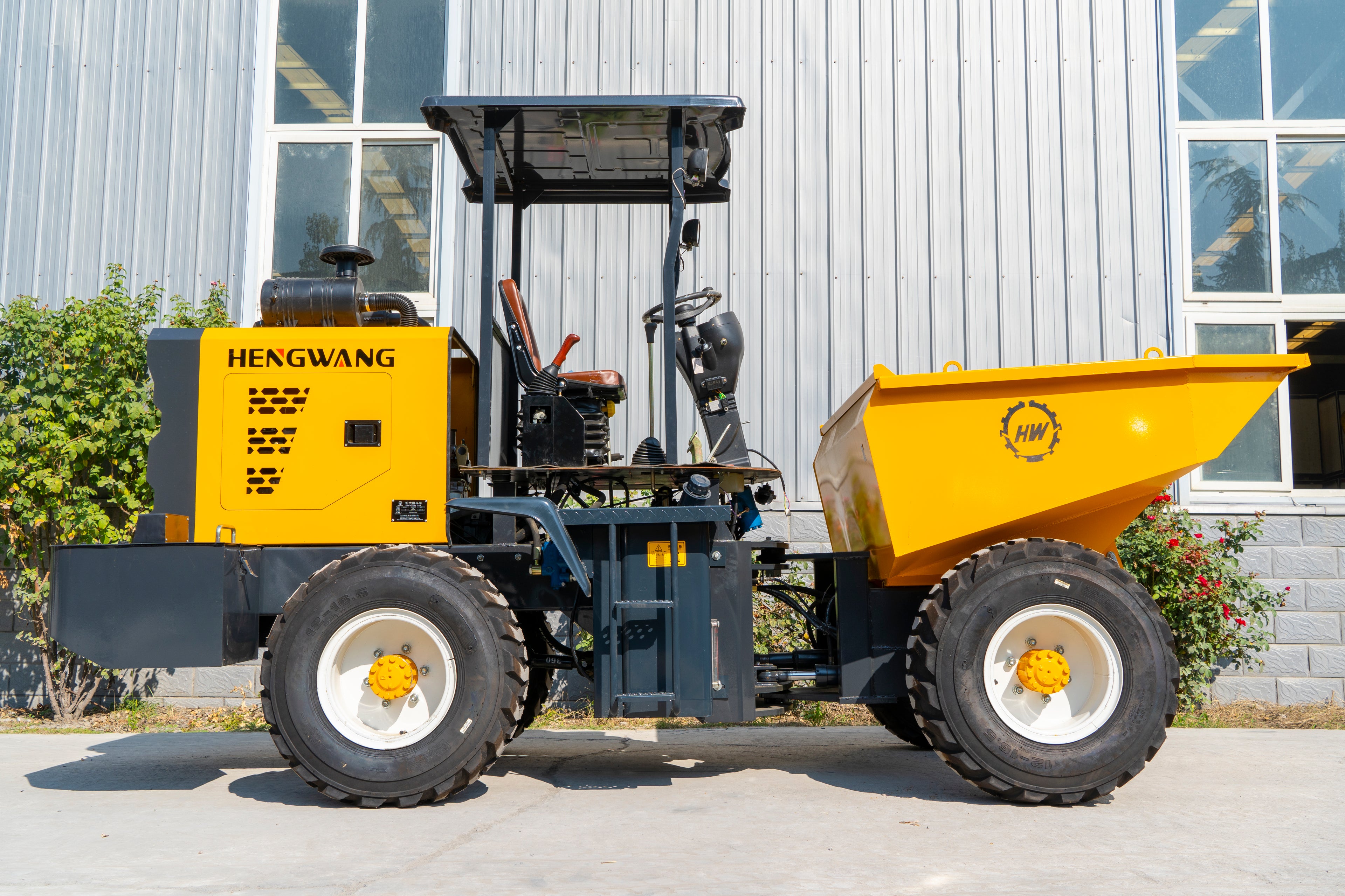 HW-3T wheeled tipper truck.