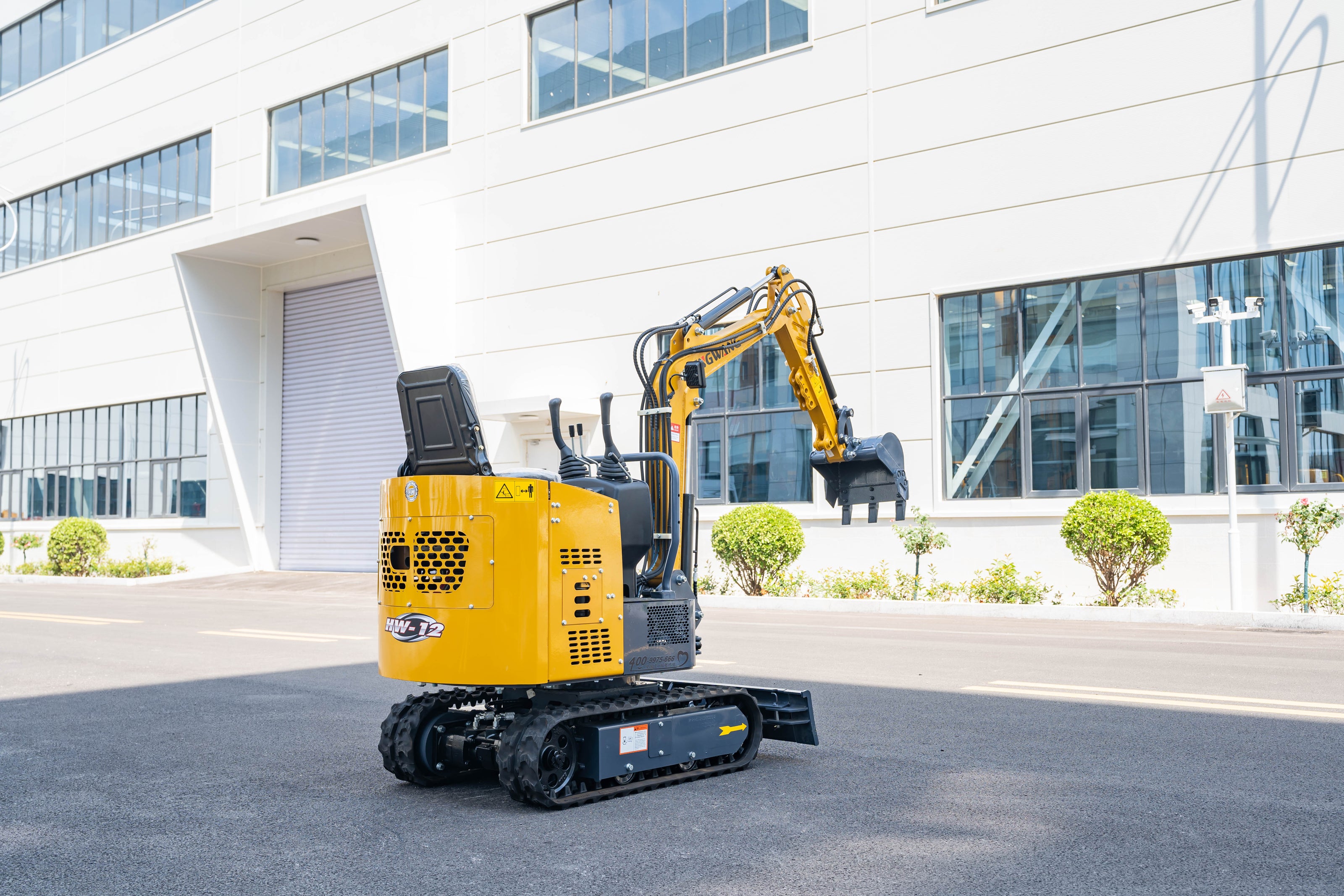 HENGWANG 1.5 Ton Mini Excavator | 15 HP Compact Digger with 2700mm Digging Radius