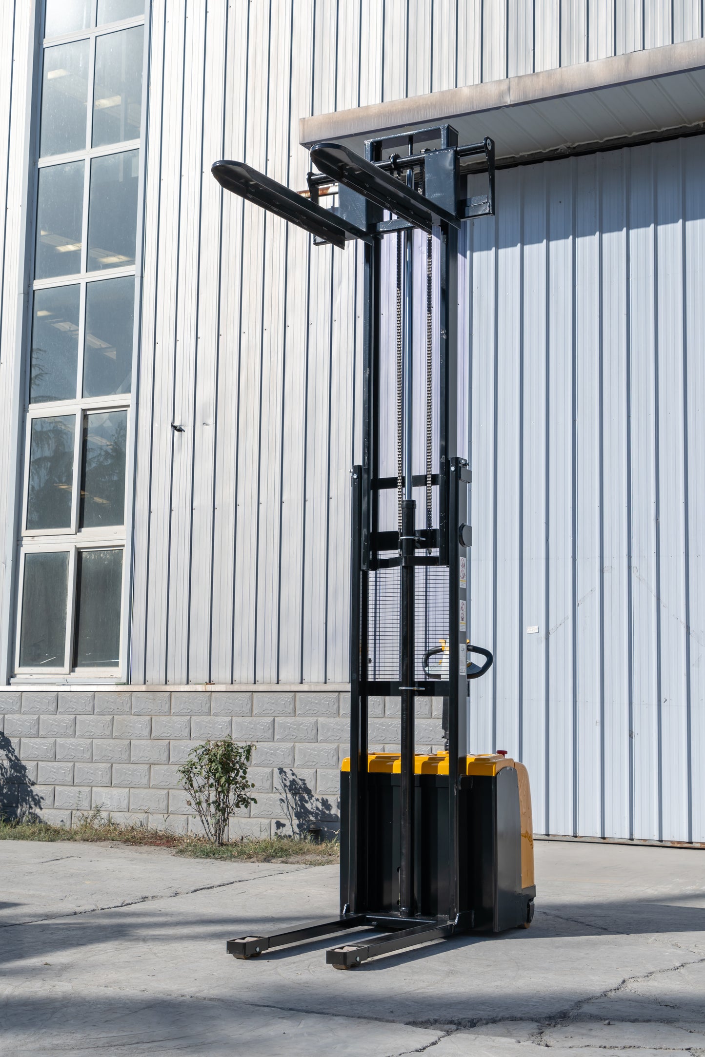 HW2T stacker truck,
