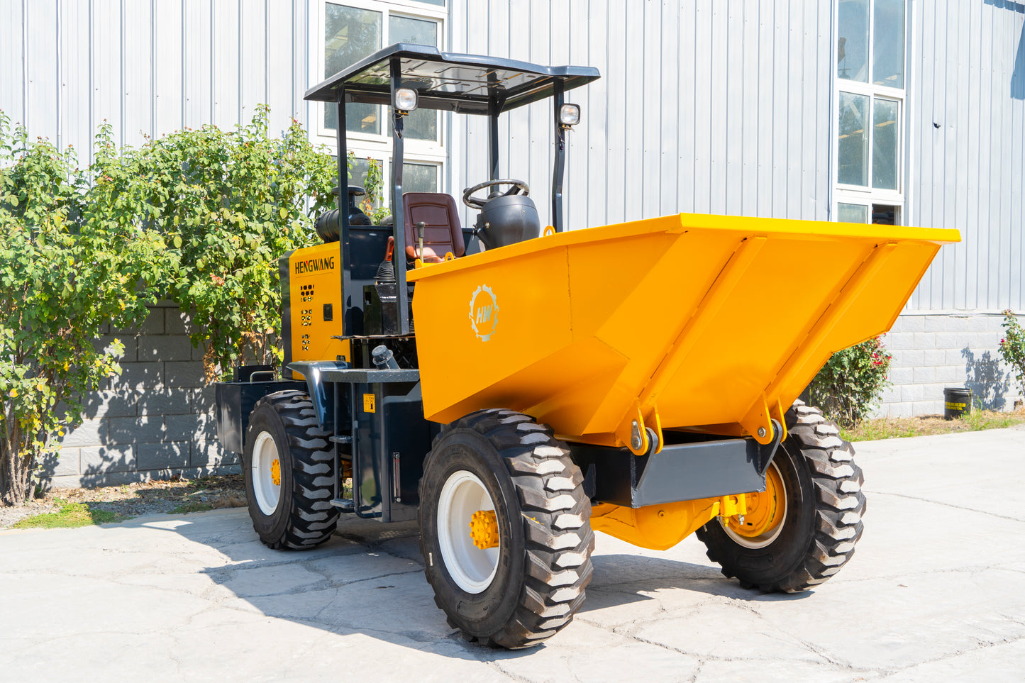 HW-3T wheeled tipper truck.