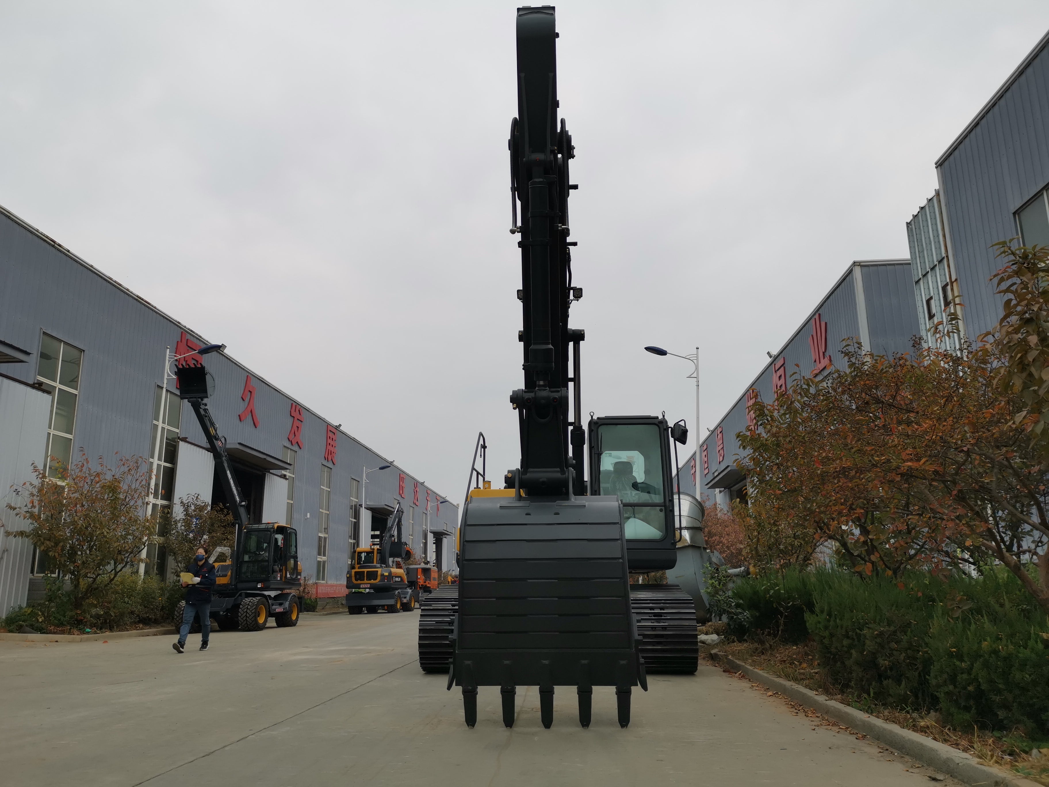 HW220 large excavator.